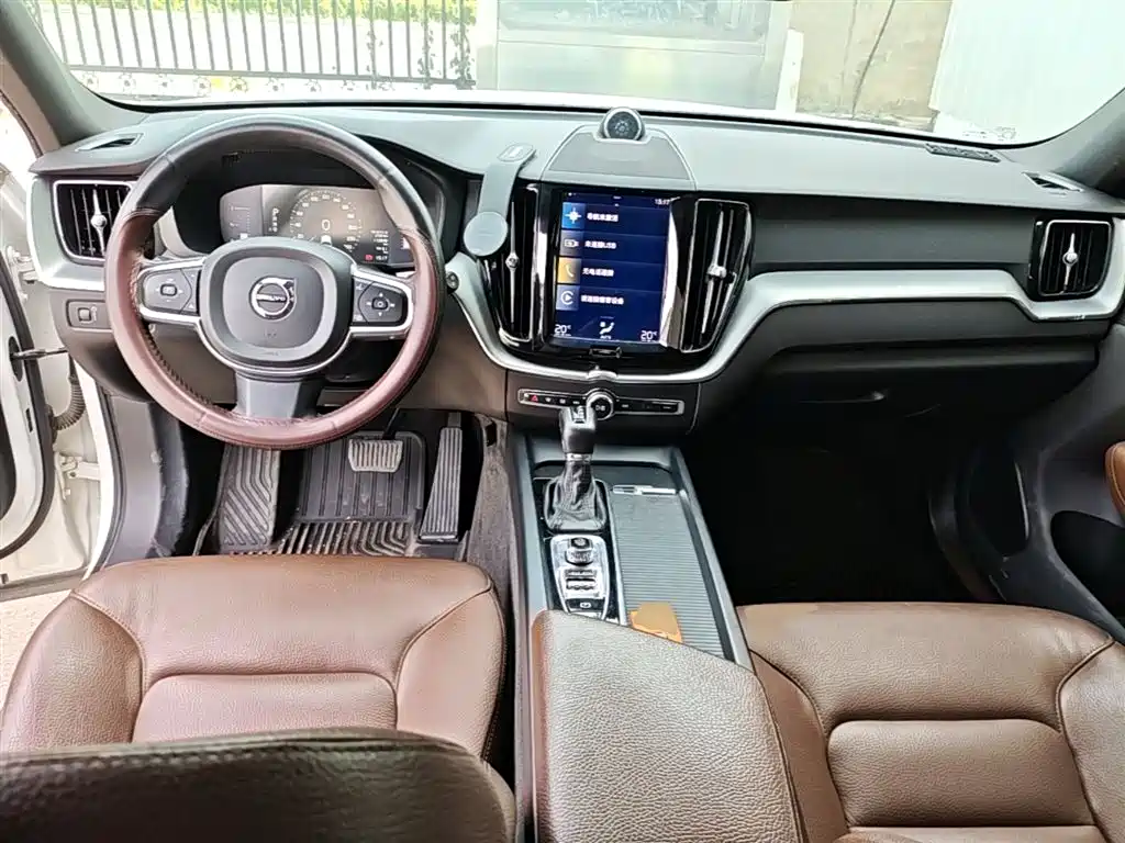 Volvo XC60 2021 — фото 10