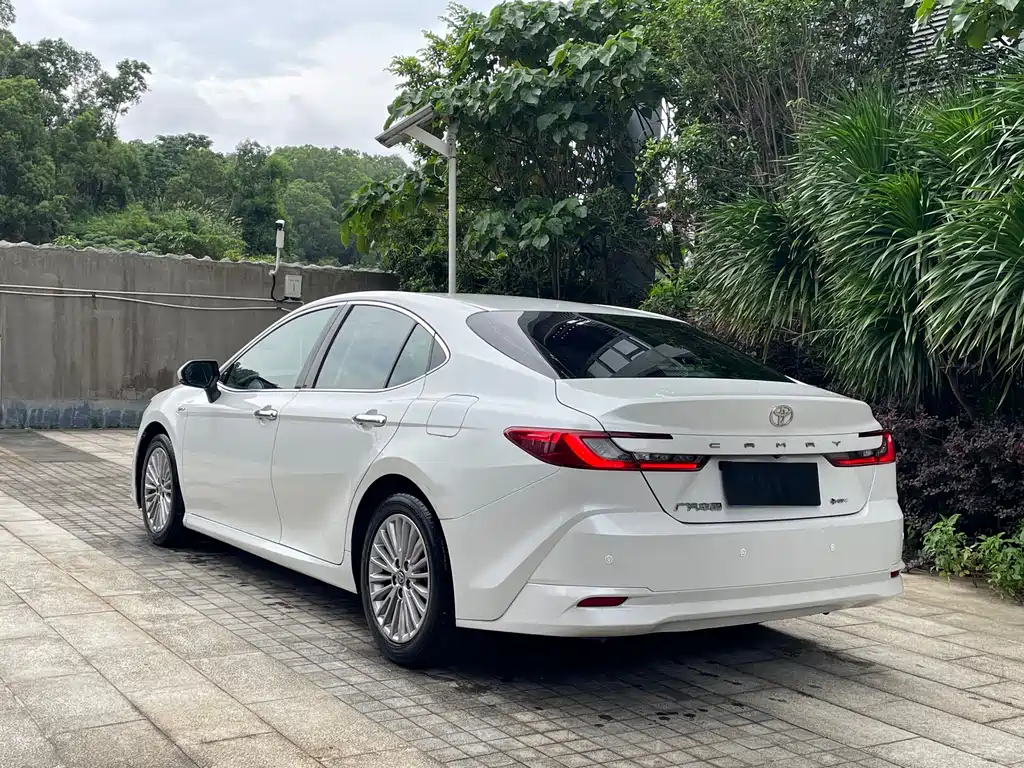 Toyota Camry 2024 — фото 3