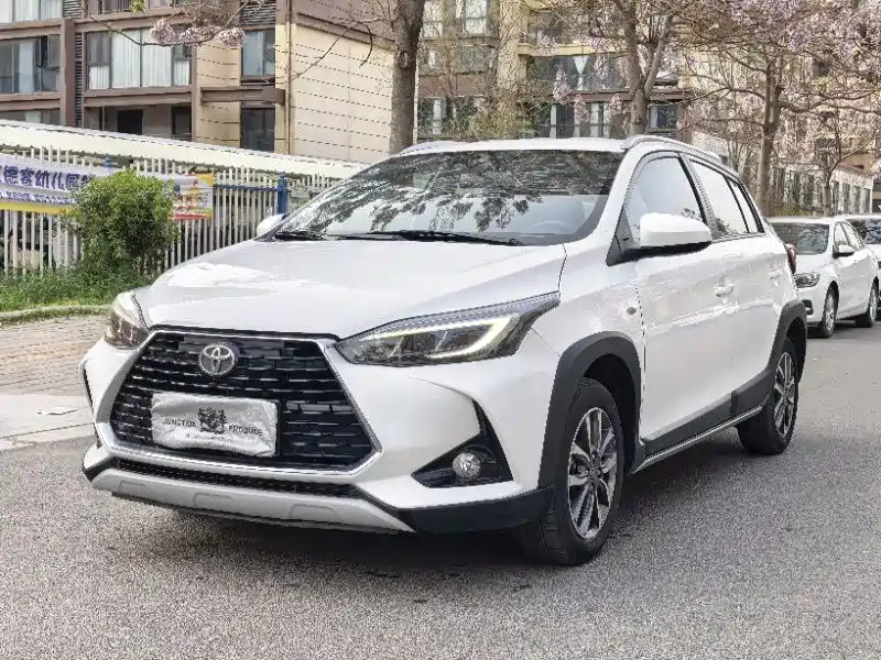 Toyota Yaris L 2022 — фото 1