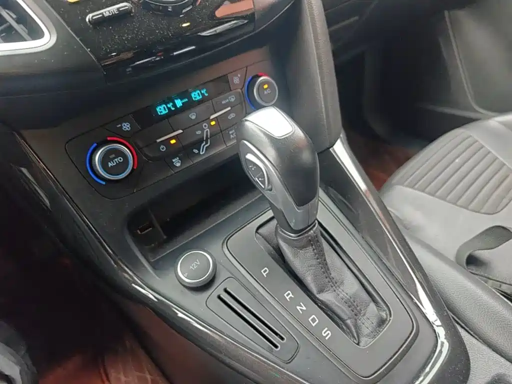 Ford Focus 2018 — фото 14