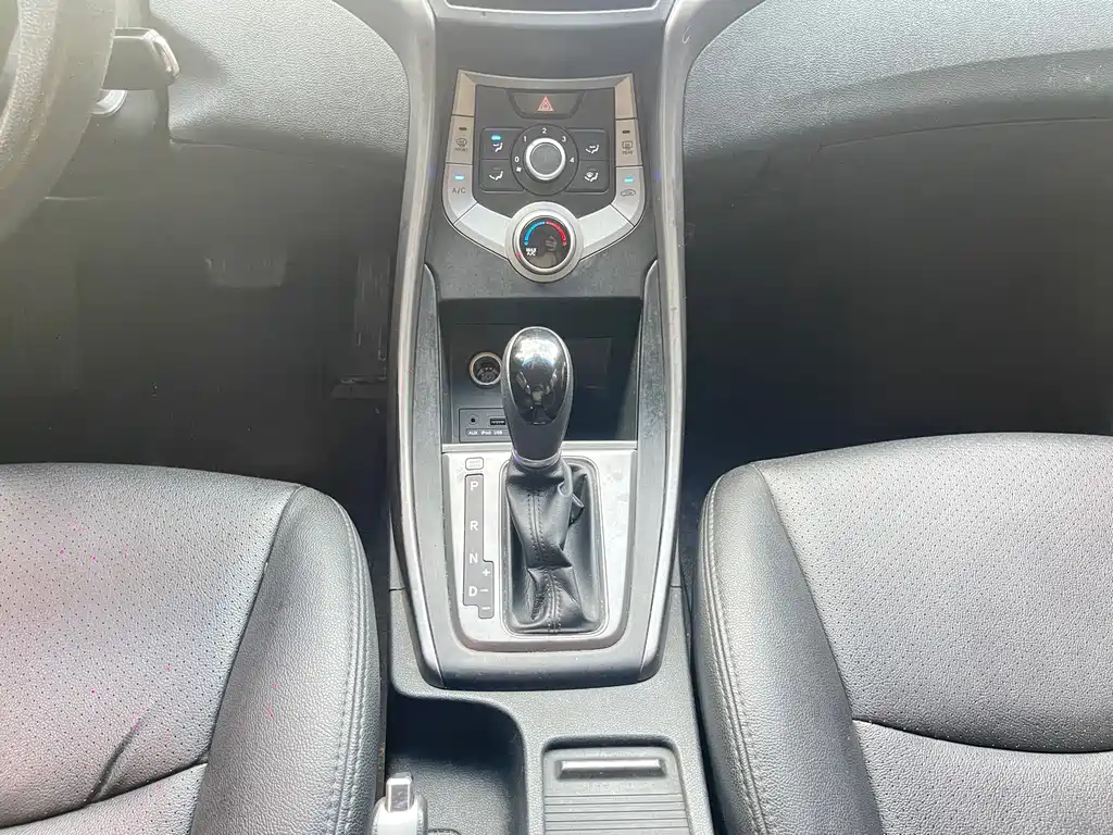 Hyundai Elantra 2016 — фото 21