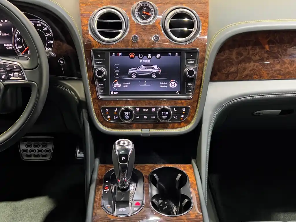 Bentley Bentayga 2018 — фото 16