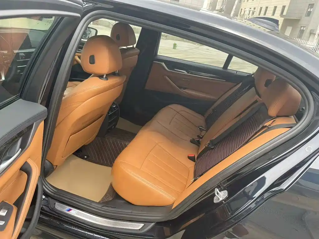 BMW 5 Series 2018 — фото 12
