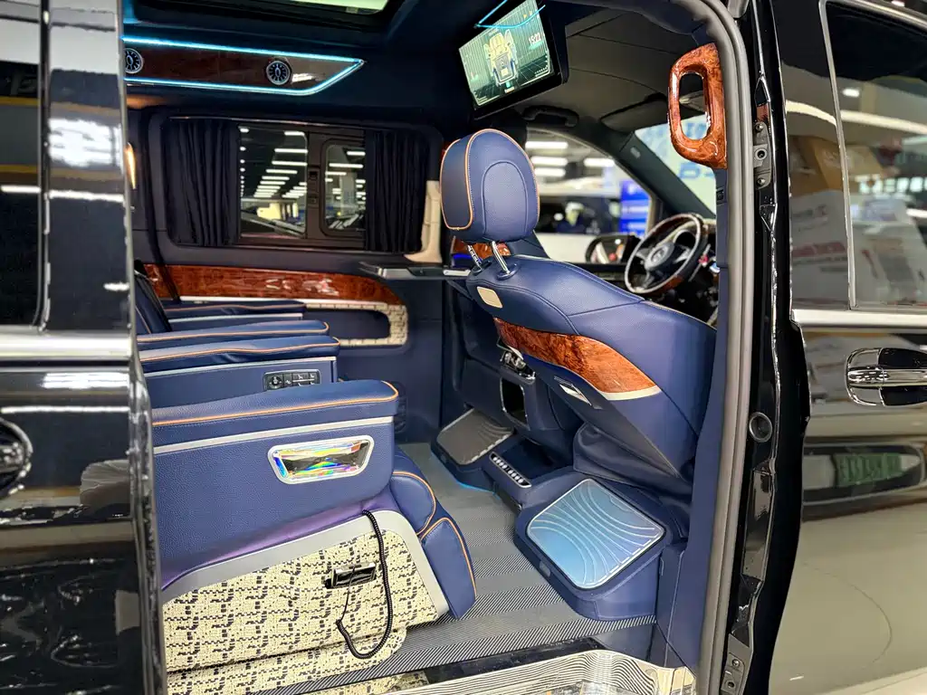 Mercedes-Benz V-Class 2024 — фото 14