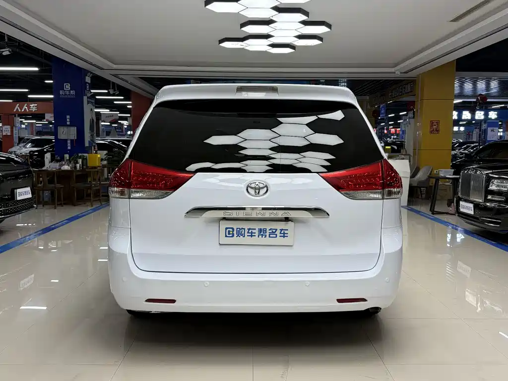 Toyota Sienna 2015 — фото 17