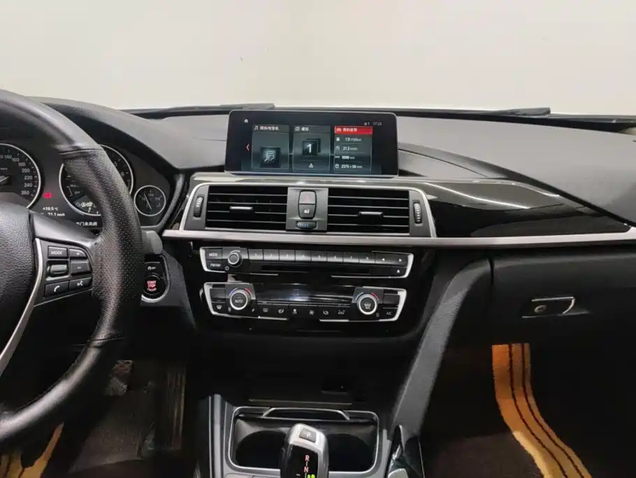 BMW 3 Series 2019 — фото 13