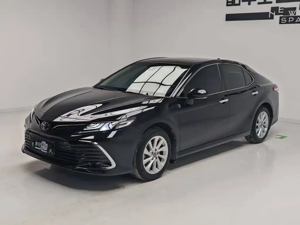 Toyota Camry 2023 — фото 1
