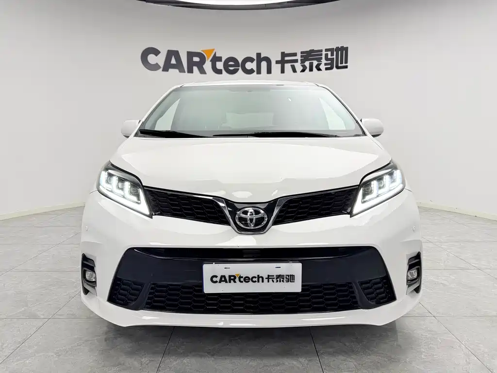 Toyota Sienna 2017 — фото 1