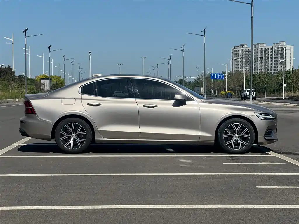 Volvo S60 2022 — фото 15