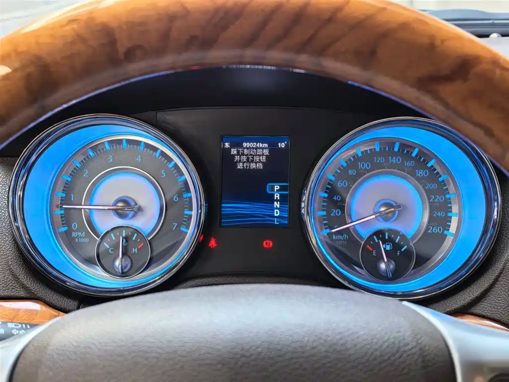 Chrysler 300C 2014 — фото 12