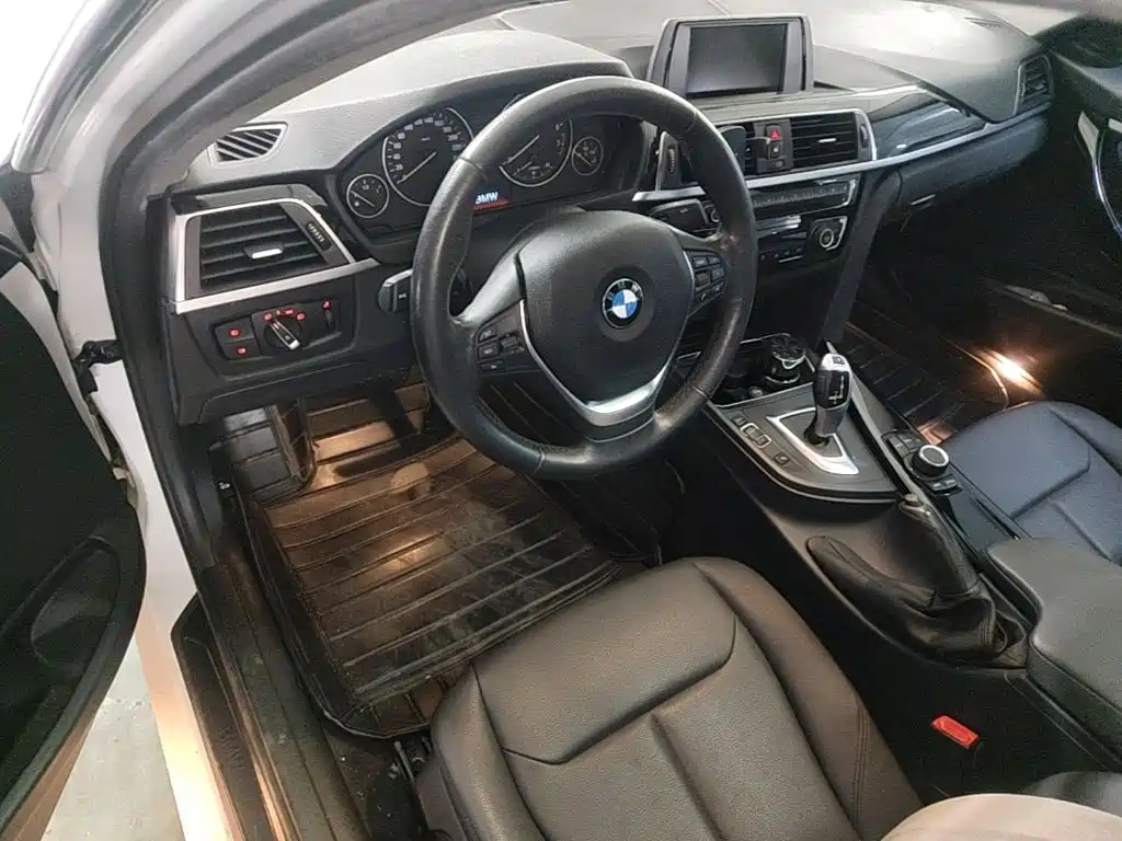 BMW 3 Series 2017 — фото 16