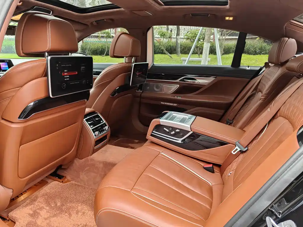 BMW 7 Series 2017 — фото 10