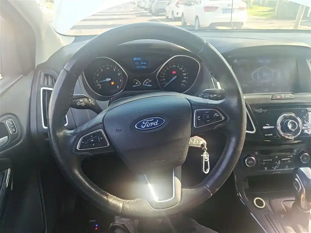 Ford Focus 2016 — фото 11