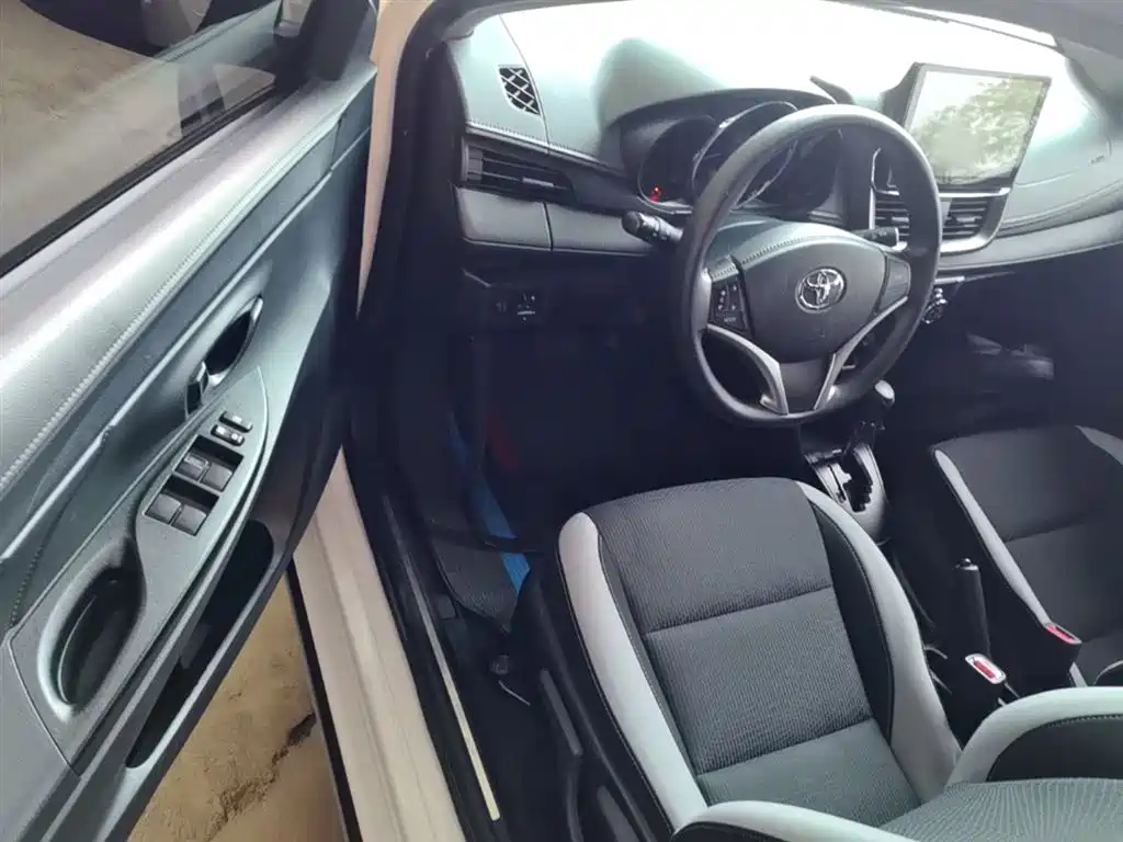 Toyota Yaris L 2022 — фото 16