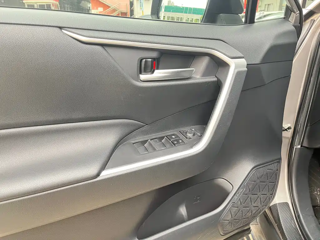 Toyota RAV4 2020 — фото 17