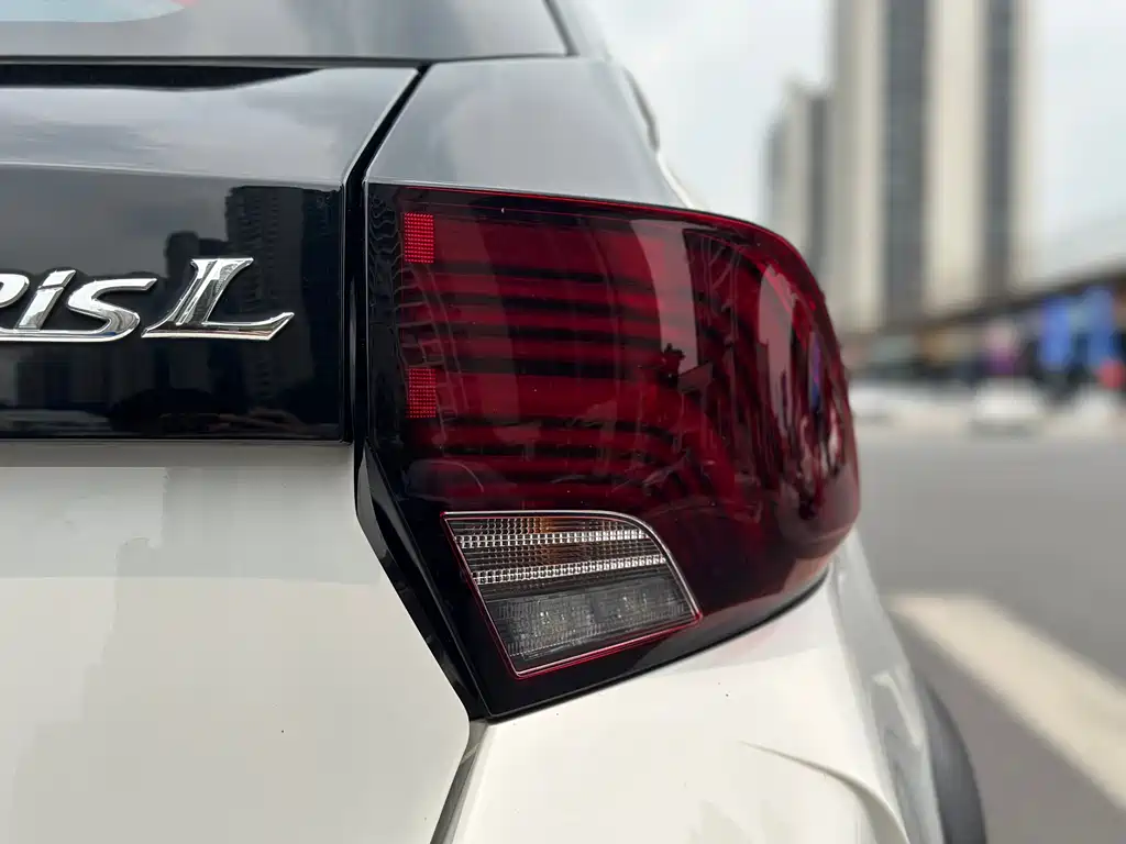 Toyota Yaris L 2023 — фото 17