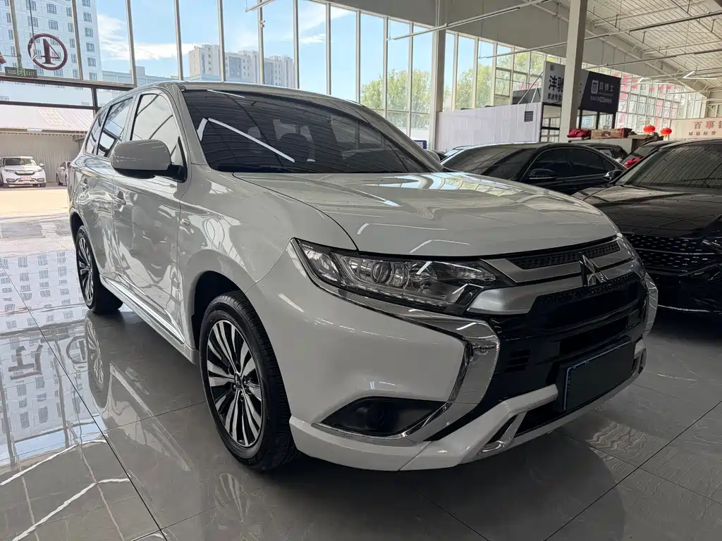 Mitsubishi Outlander 2022 — фото 3
