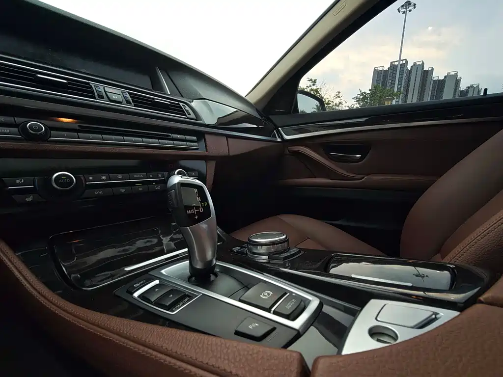 BMW 5 Series 2015 — фото 17