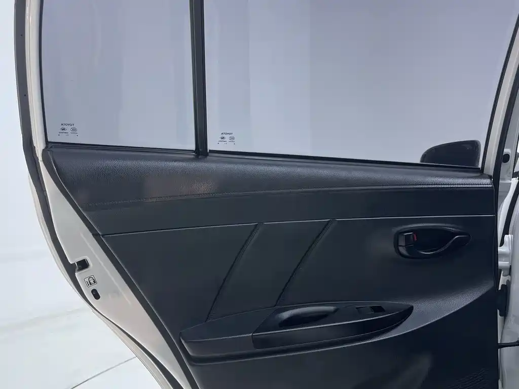 Toyota Yaris L 2023 — фото 17