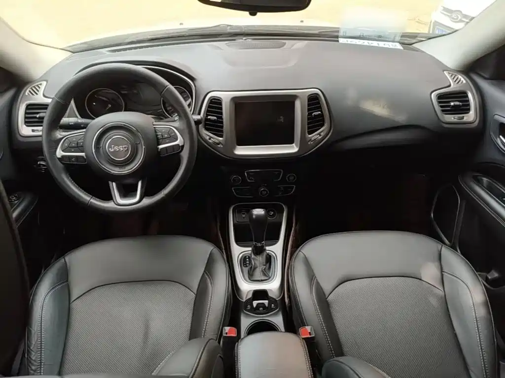 Jeep Compass 2017 — фото 10