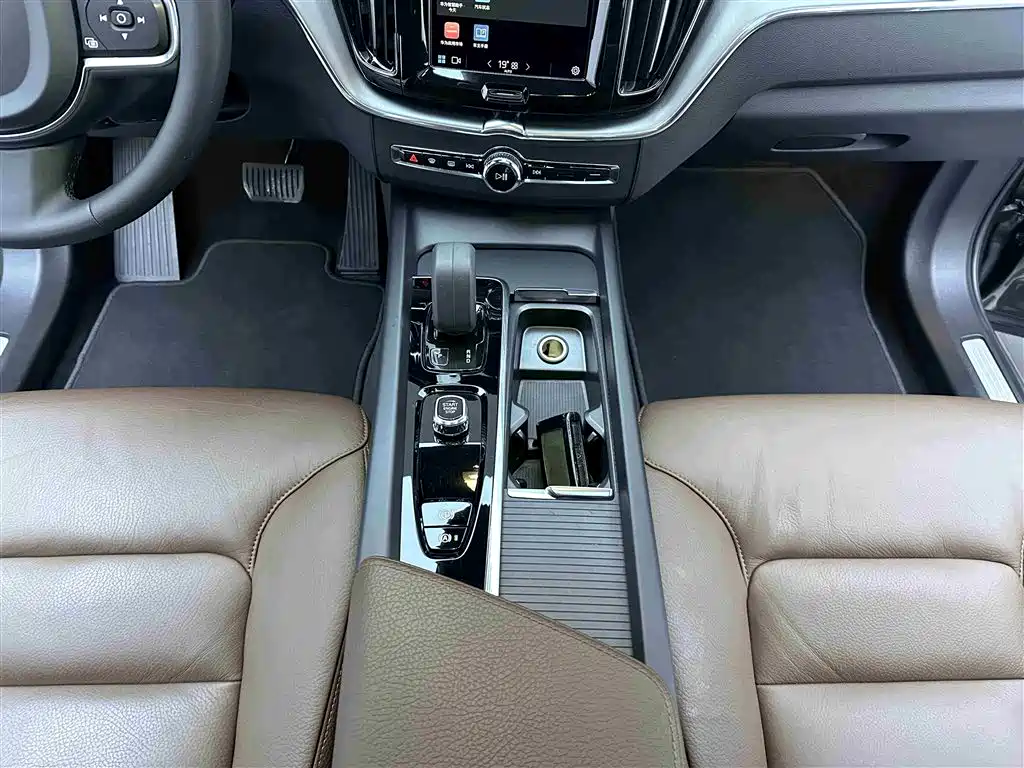 Volvo XC60 2022 — фото 14
