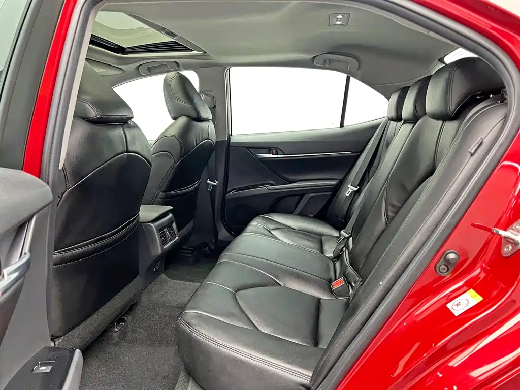 Toyota Camry 2018 — фото 14