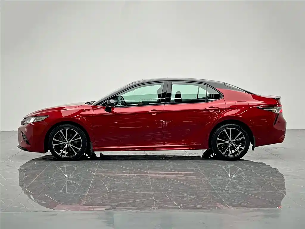 Toyota Camry 2018 — фото 3