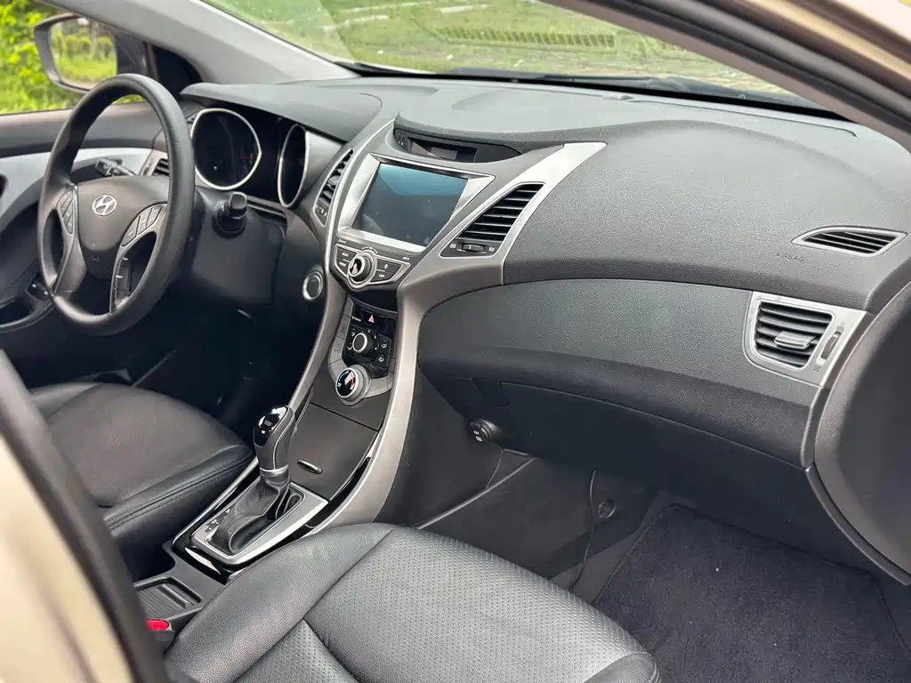 Hyundai Elantra Langdong 2017 — фото 12