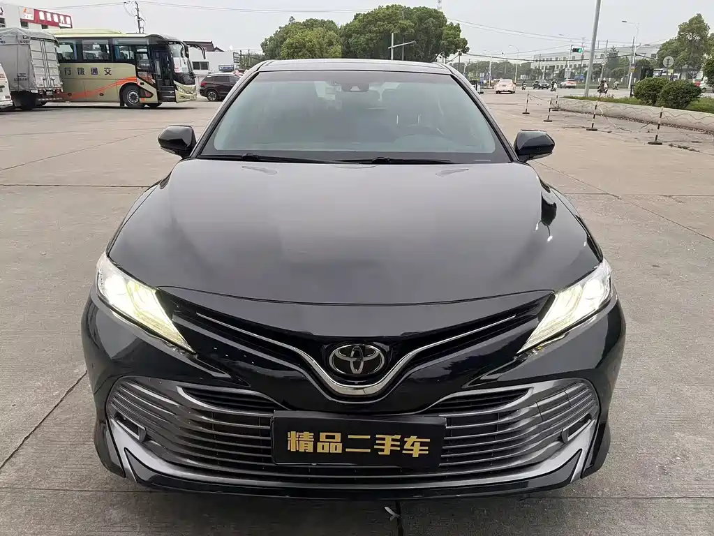 Toyota Camry 2019 — фото 2