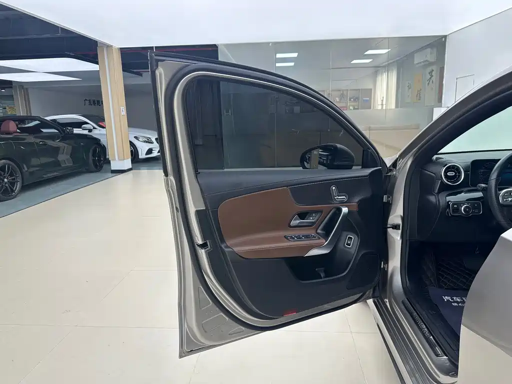 Mercedes-Benz A-Class 2019 — фото 12