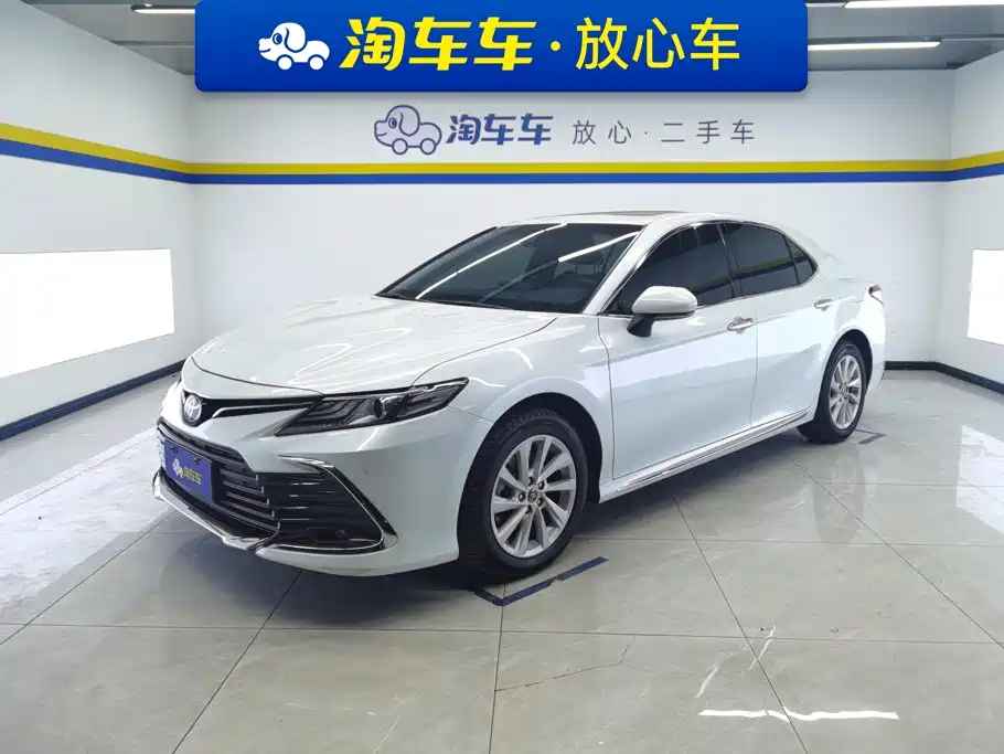 Toyota Camry 2023 — фото 1
