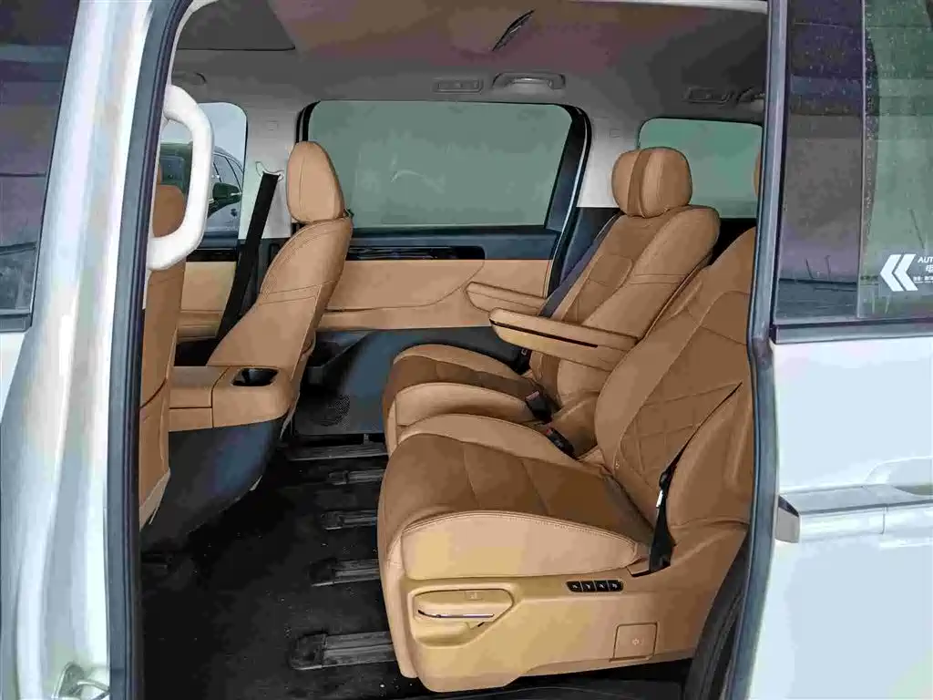 GAC Motor E8 Hybrid 2025 — фото 9