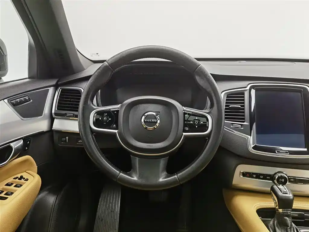 Volvo XC90 2018 — фото 11