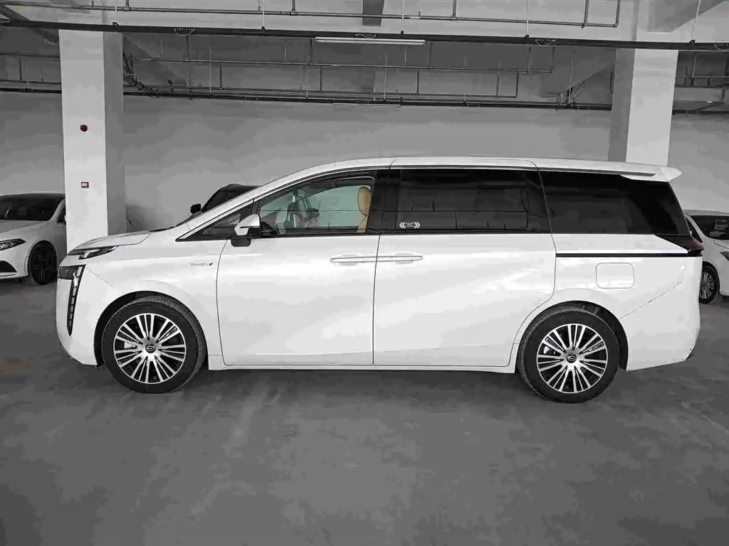 GAC Motor E8 Hybrid 2025 — фото 3