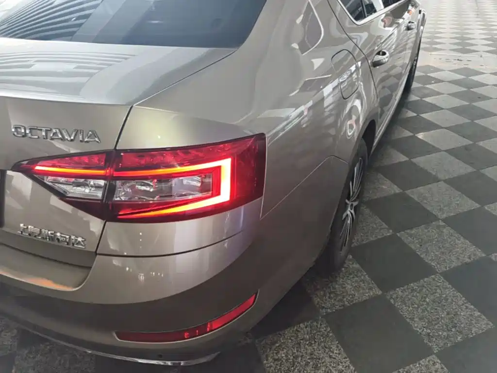 Skoda Octavia 2018 — фото 8