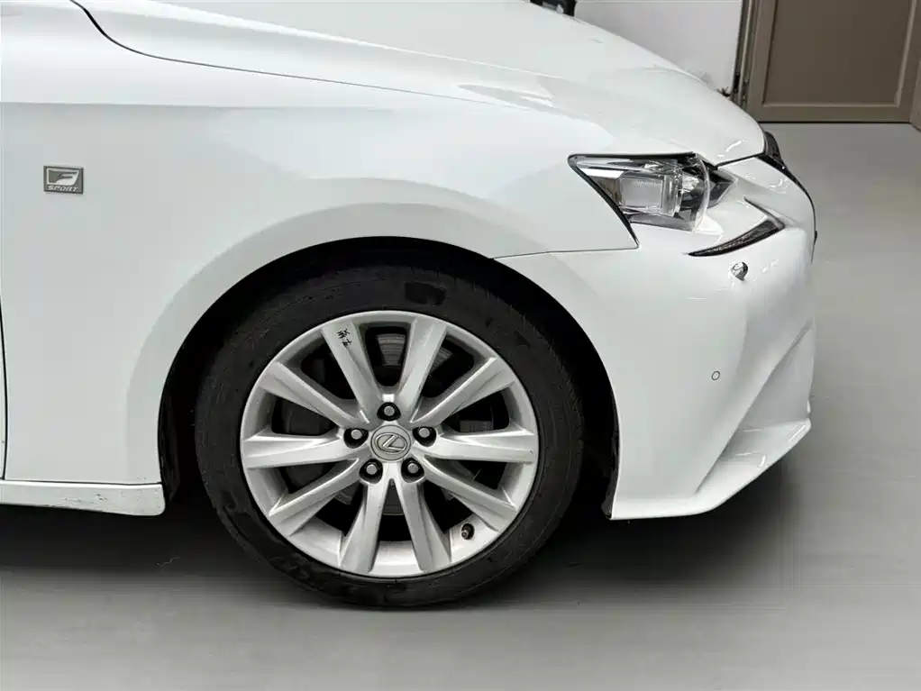 Lexus IS 2016 — фото 15
