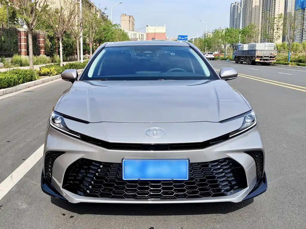 Toyota Camry 2025 — фото 2