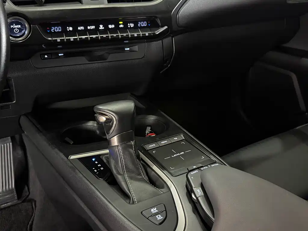 Lexus UX 2019 — фото 11