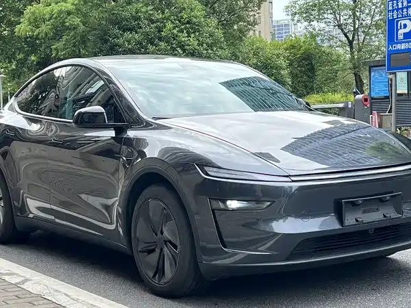 Tesla Model Y 2025