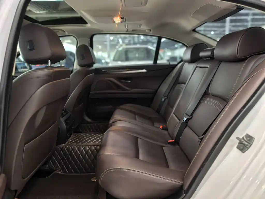 BMW 5 Series 2017 — фото 14