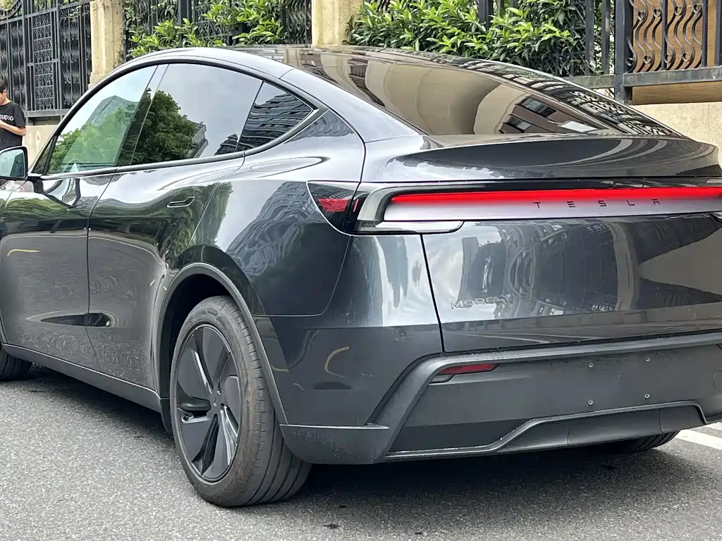 Tesla Model Y 2025 — фото 4