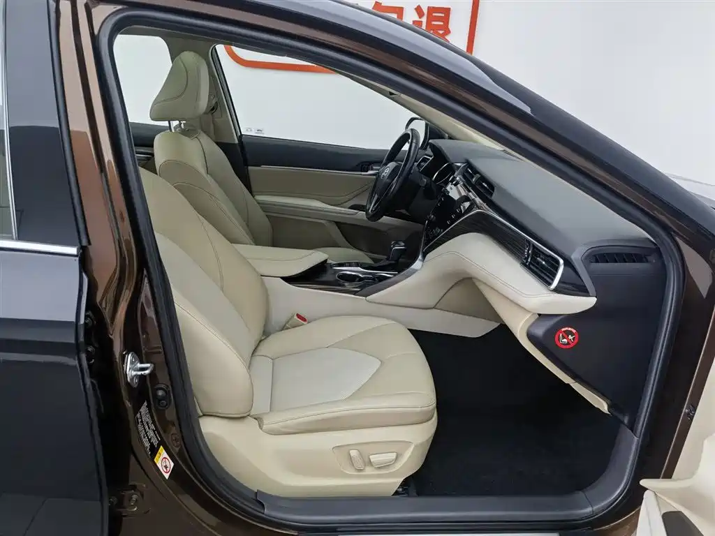 Toyota Camry 2018 — фото 23