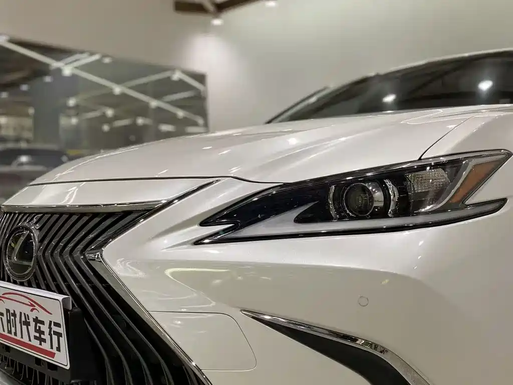 Lexus ES 2020 — фото 19