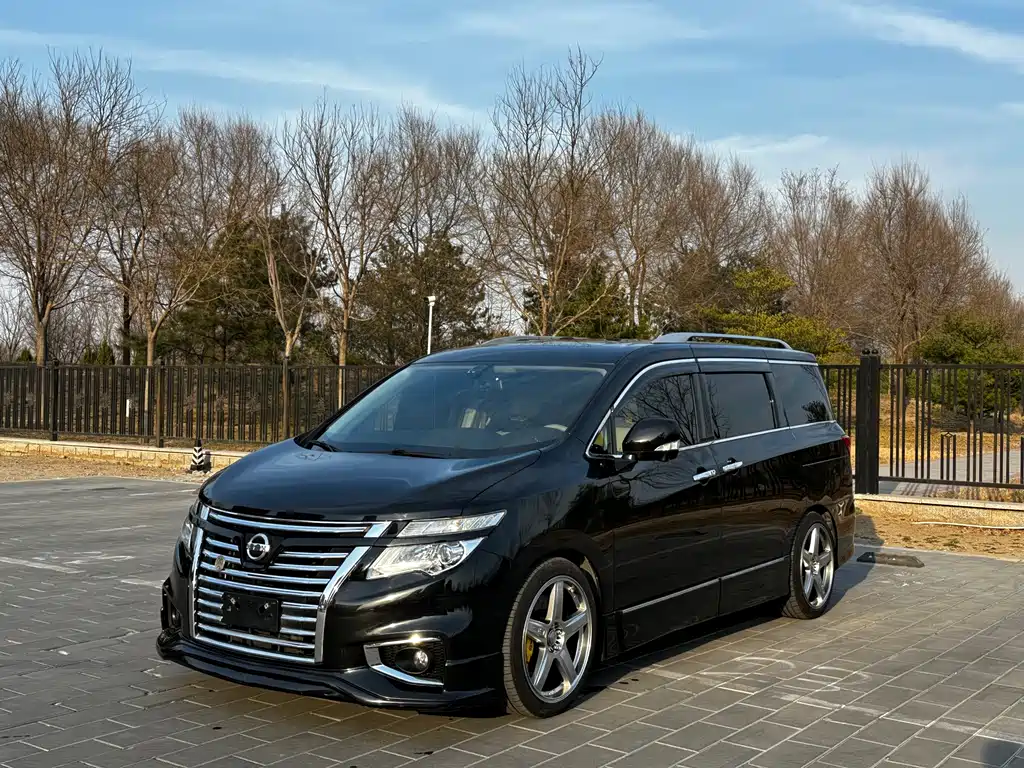 Nissan Quest 2015 — фото 1