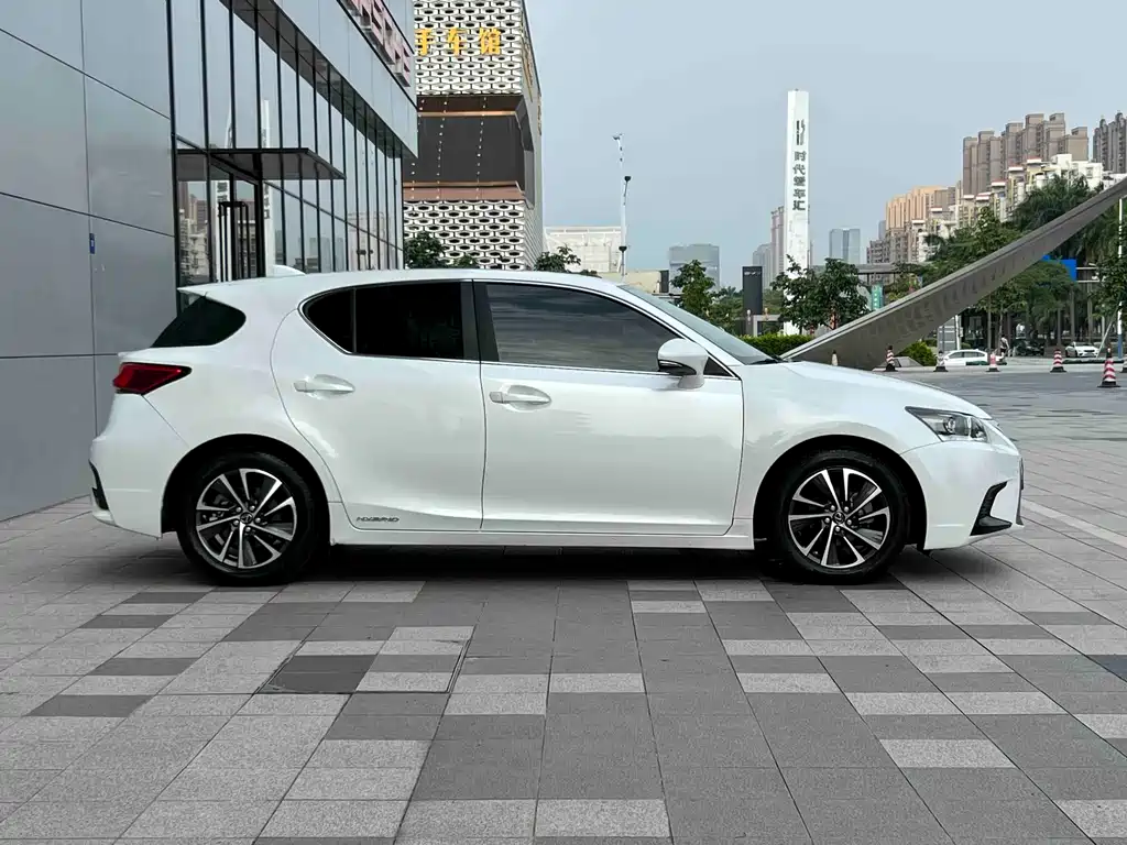 Lexus CT 2017 — фото 9