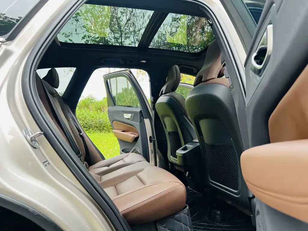 Volvo XC60 2025 — фото 13