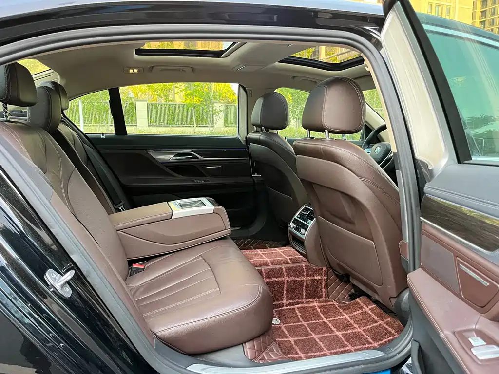 BMW 7 Series 2017 — фото 16
