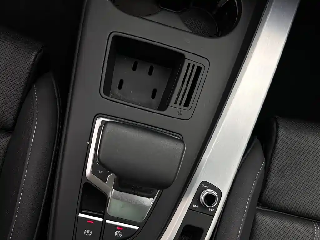 Audi A4L 2023 — фото 14