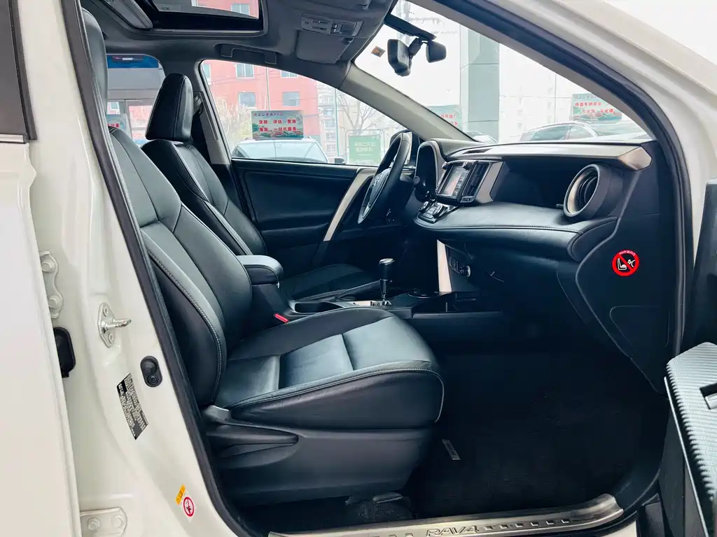 Toyota RAV4 2016 — фото 17