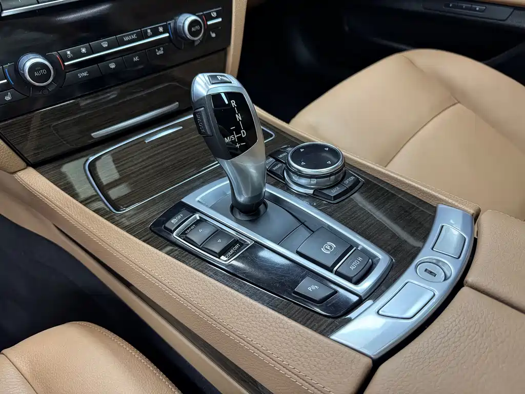 BMW 7 Series 2014 — фото 30